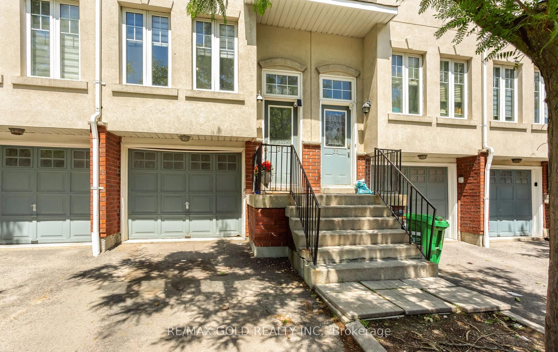 800 Dundas Street W 37