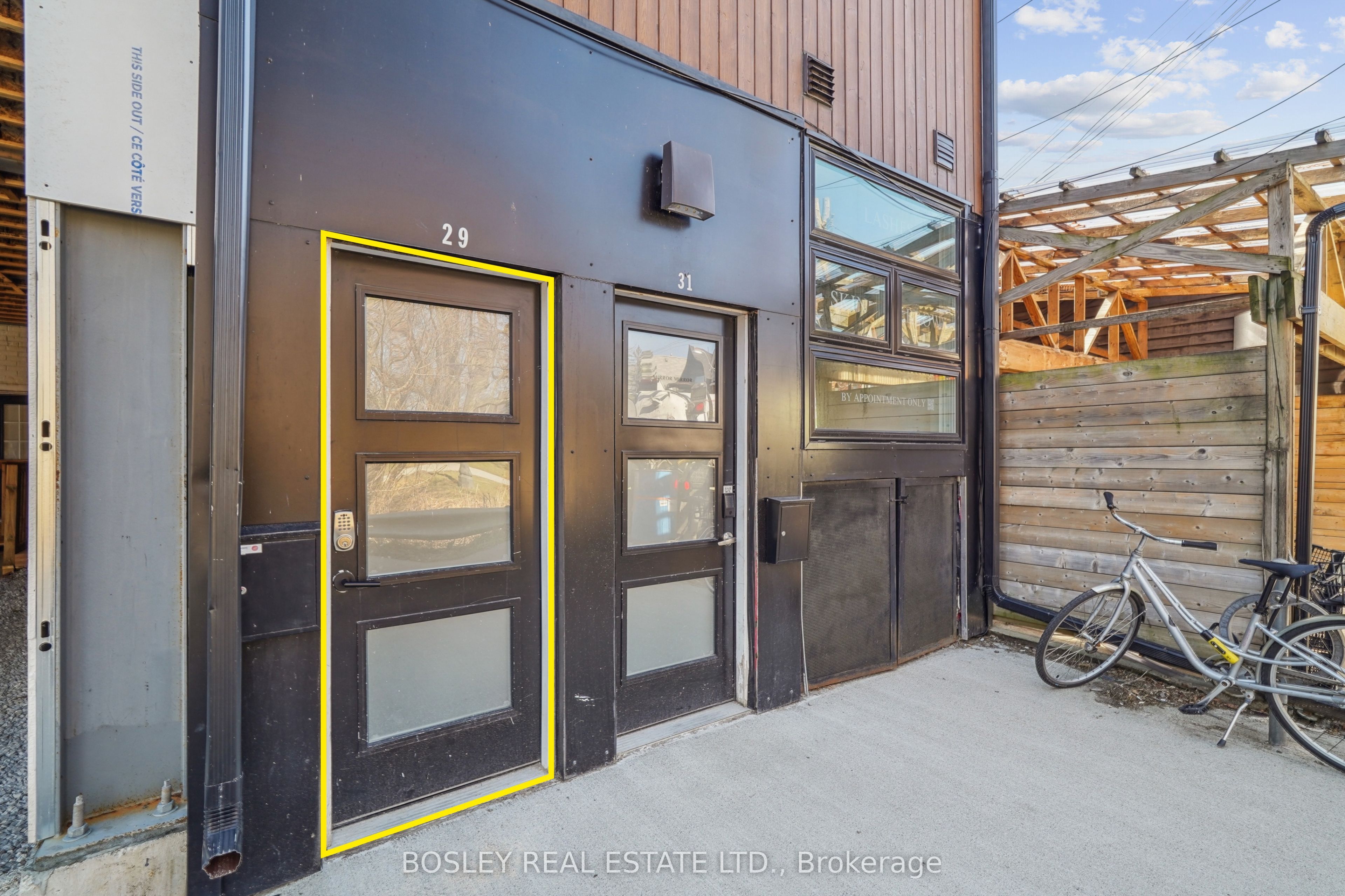 890 Queen Street W