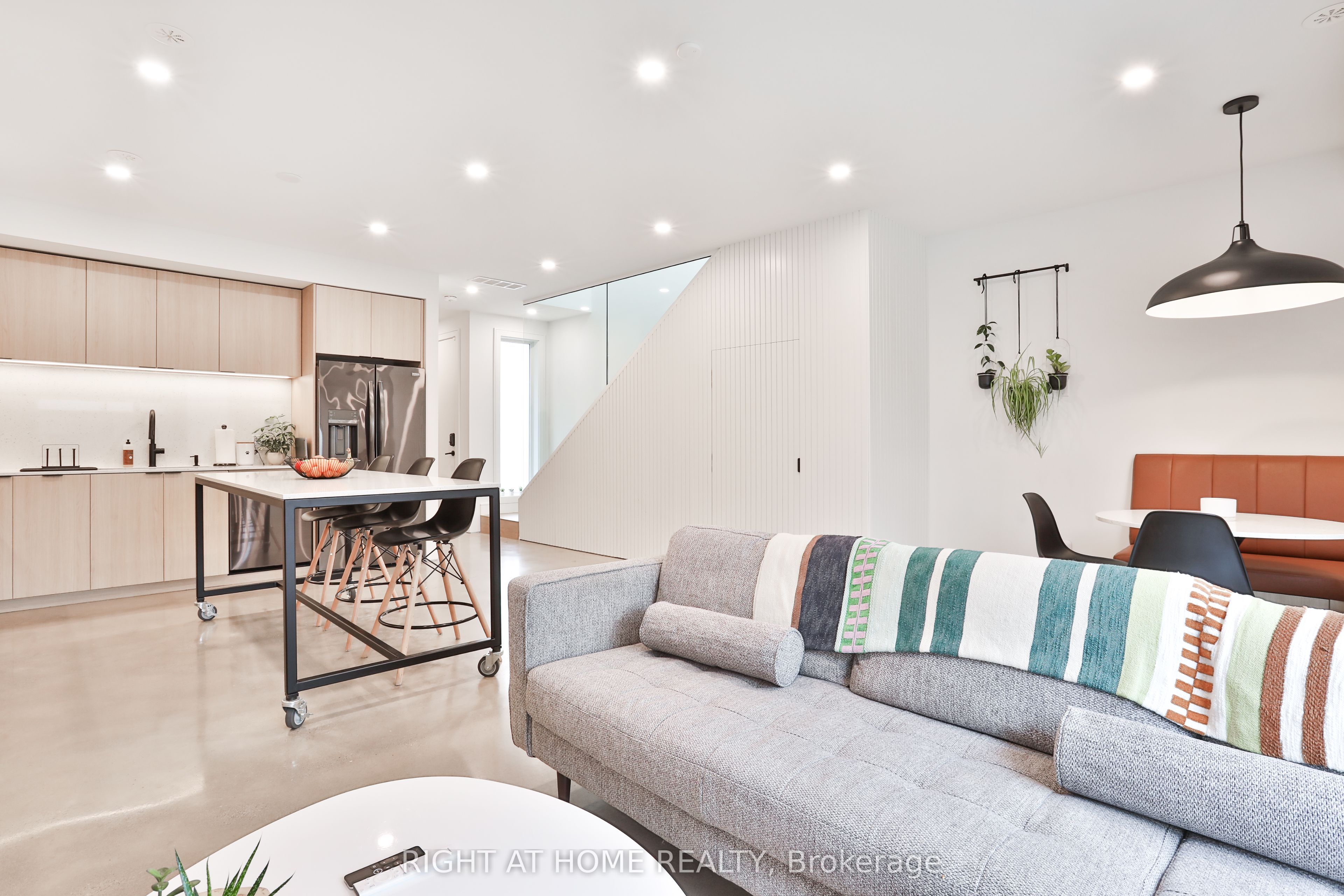 28 SALEM Avenue LANEWAY