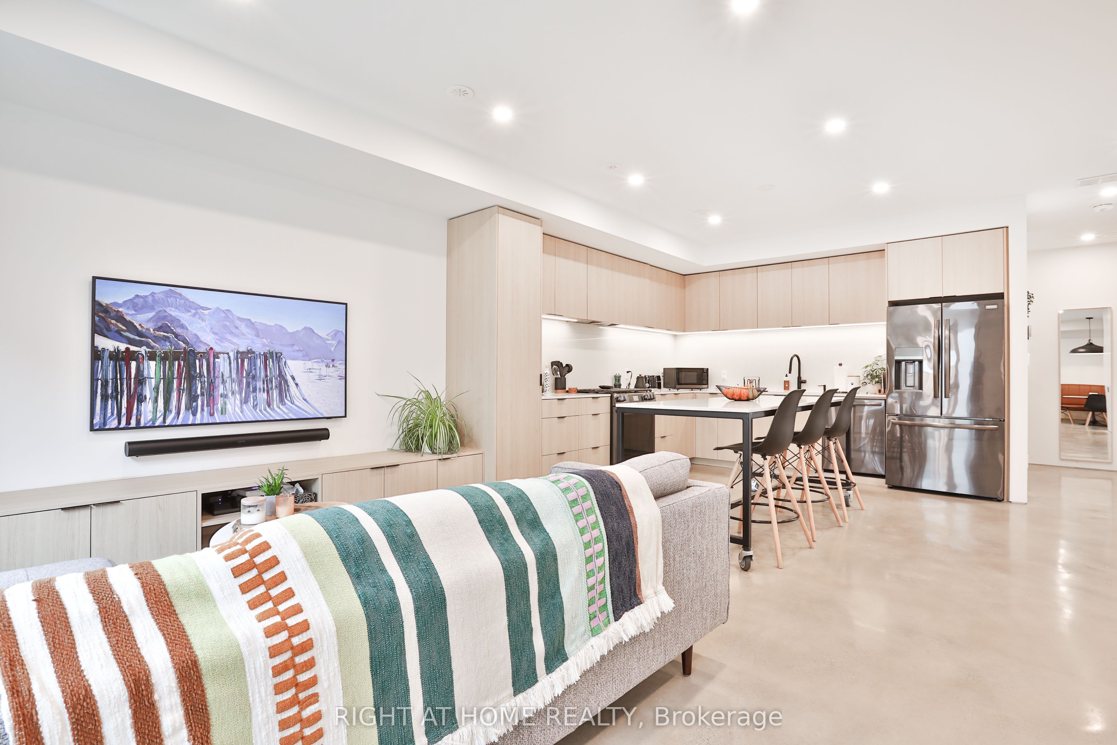 28 SALEM Avenue LANEWAY