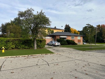 19 Upminster Crescent Toronto ON M9B 5W1