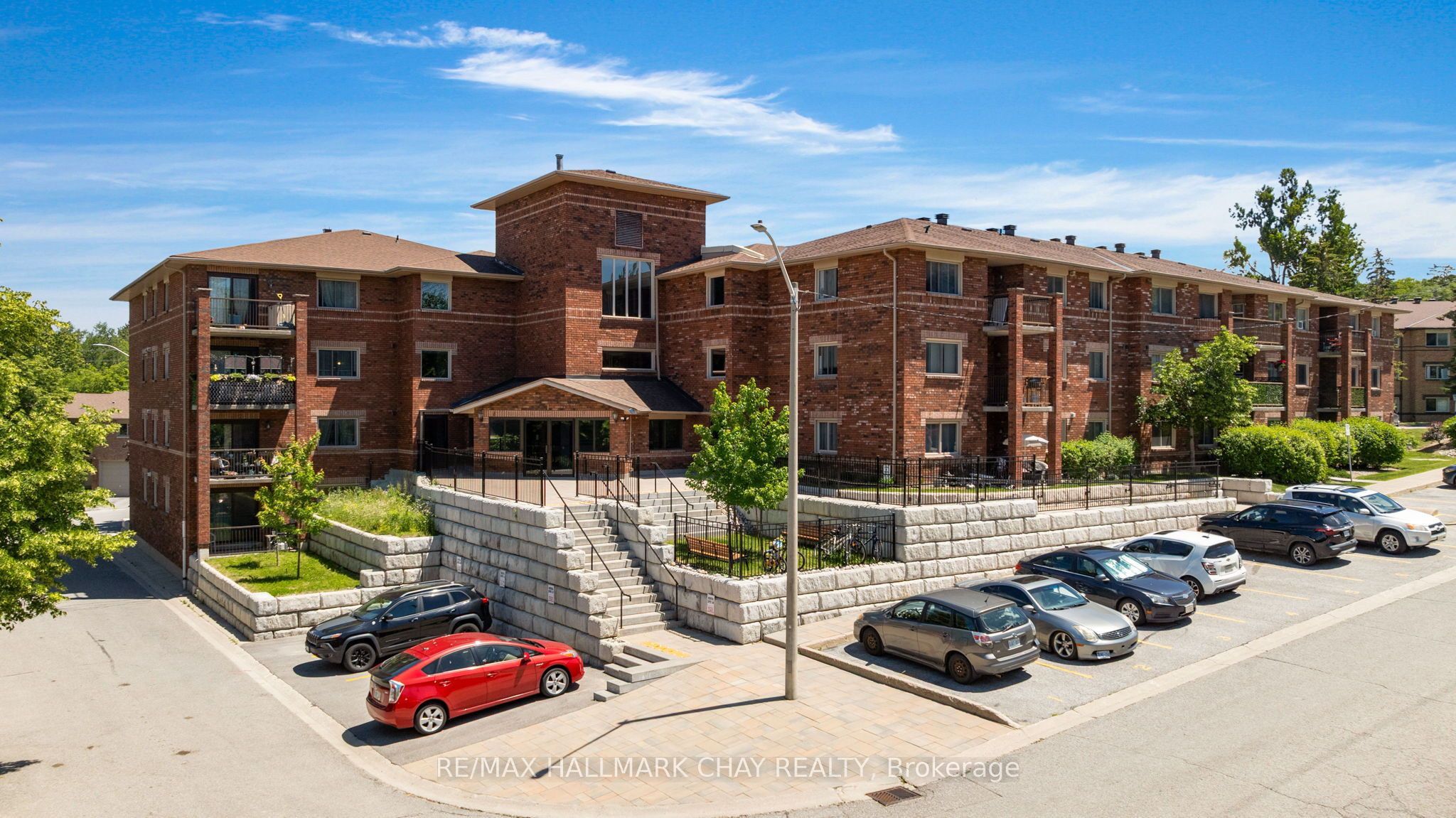 Photo 1 of 31 — 1 Quail Crescent 103, Barrie, ON L4N 6W9