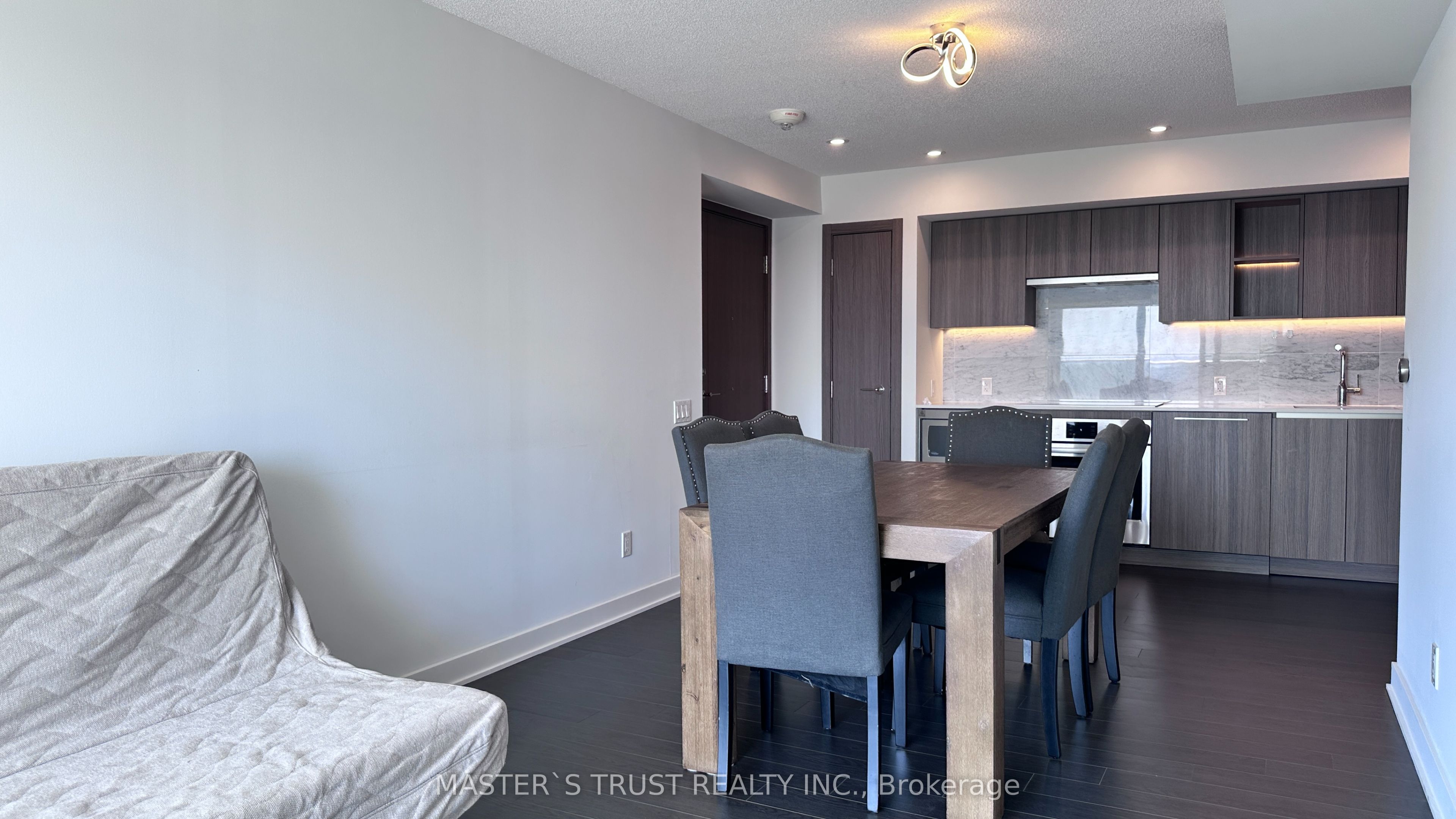 17 Bathurst Street 1715