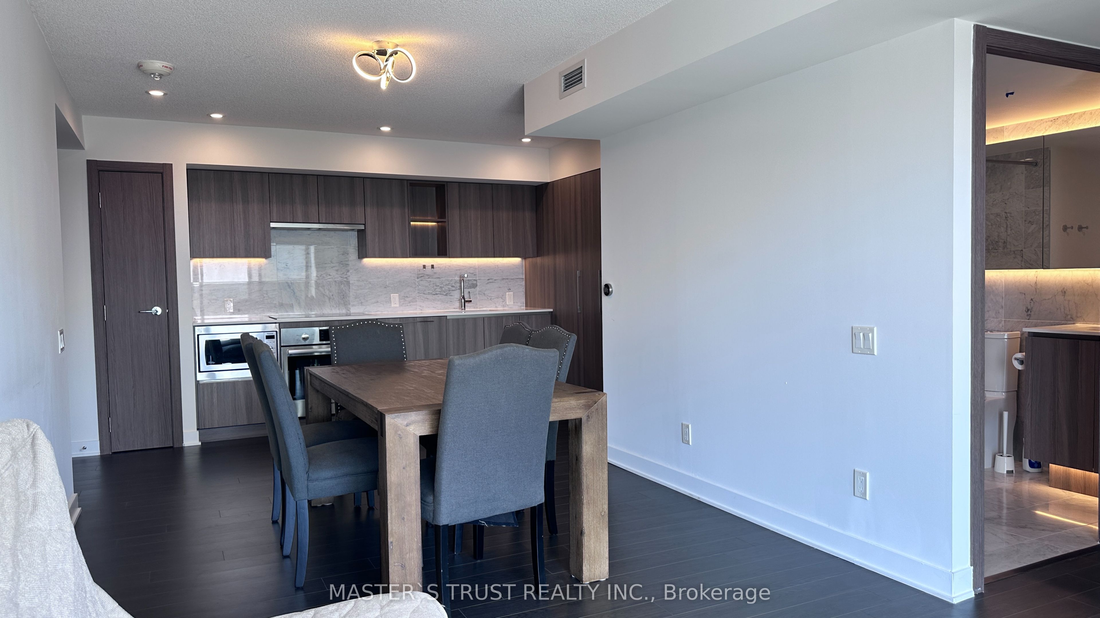 17 Bathurst Street 1715