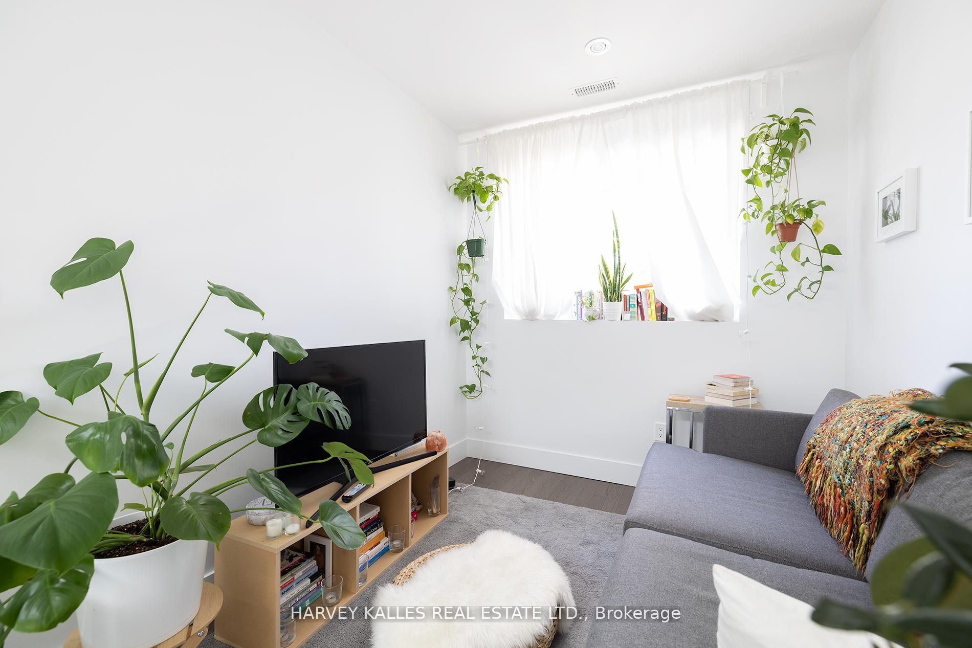 2076 Dundas Street W 101