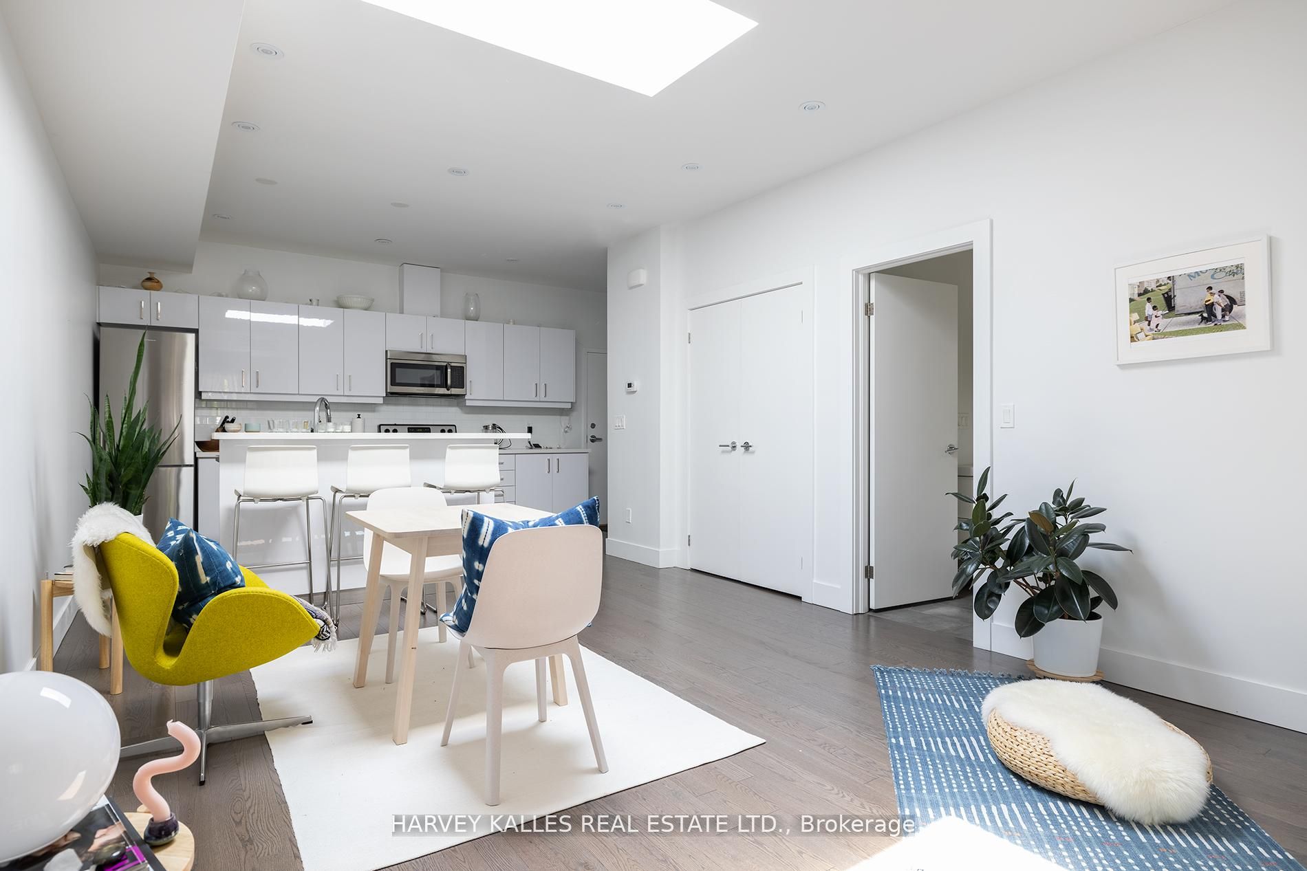 2076 Dundas Street W 101