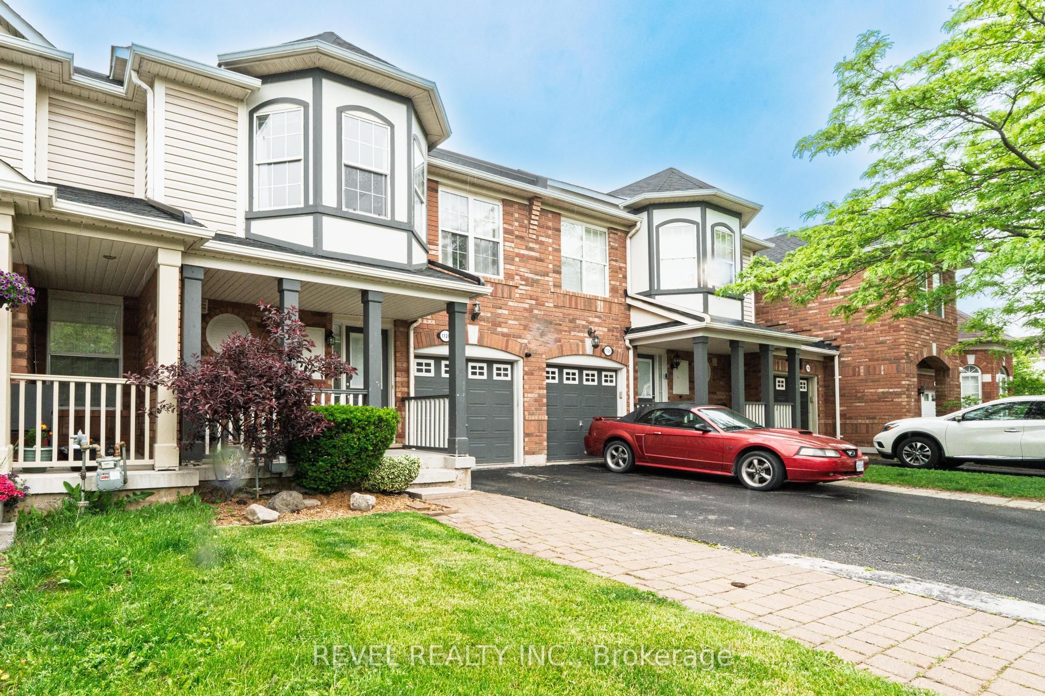 1124 Kelly Gate
