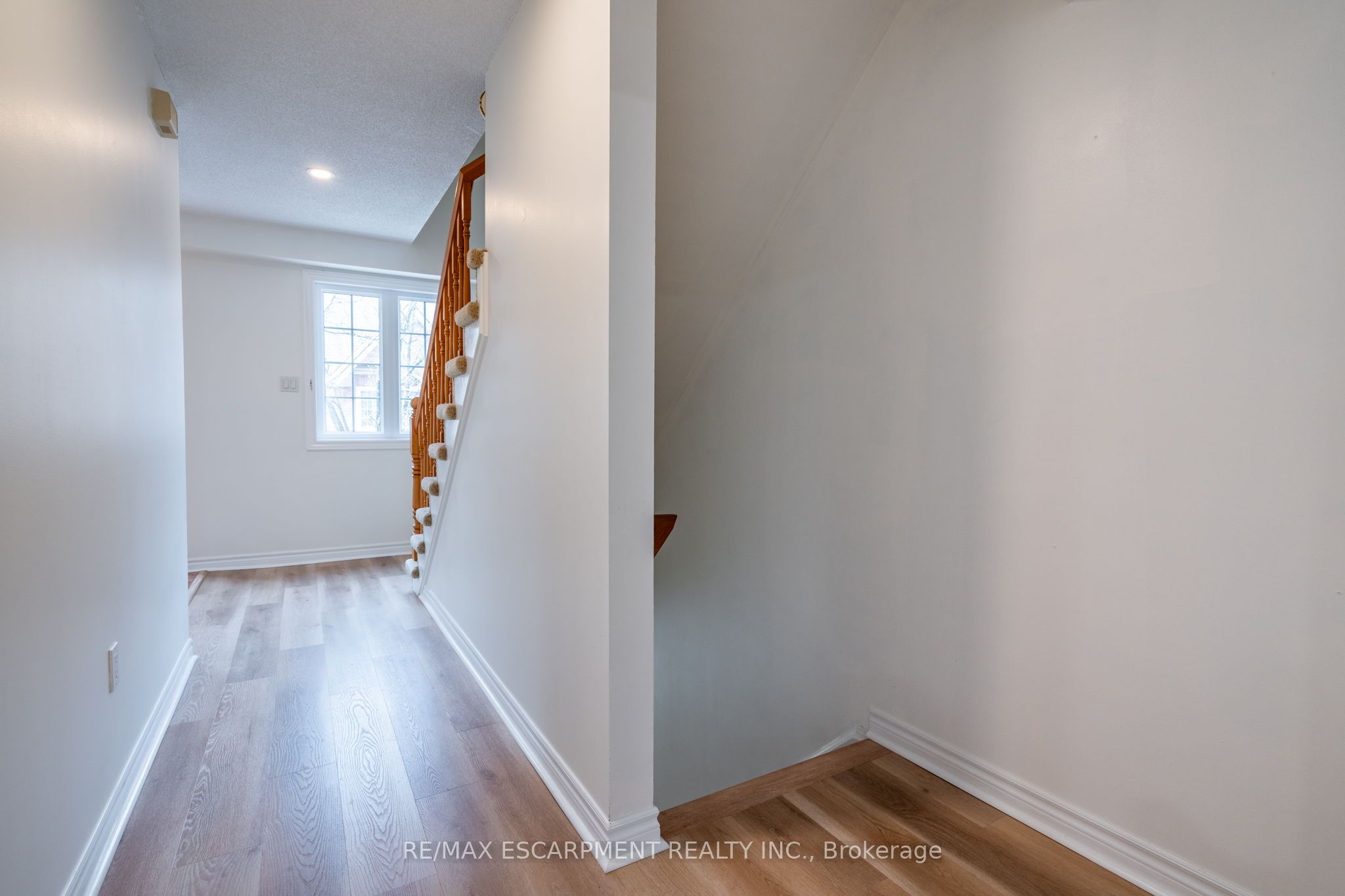 2075 Walkers Line W 246