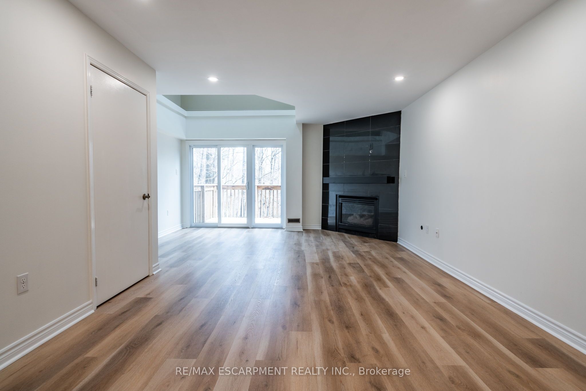 2075 Walkers Line W 246