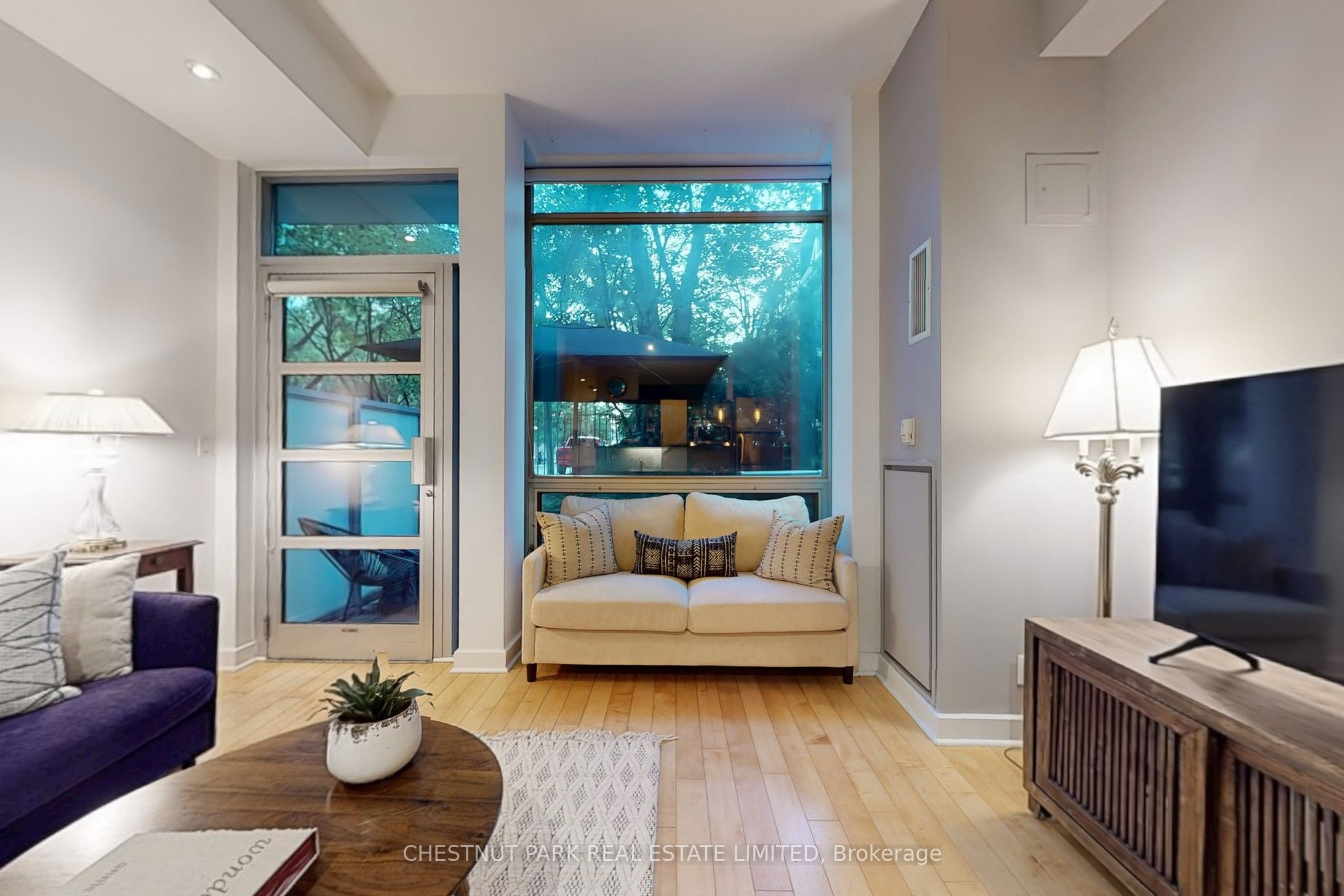 350 Wellington Street W G06