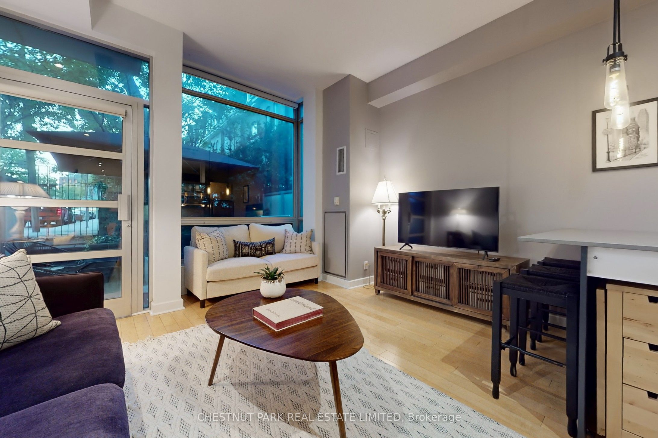 350 Wellington Street W G06