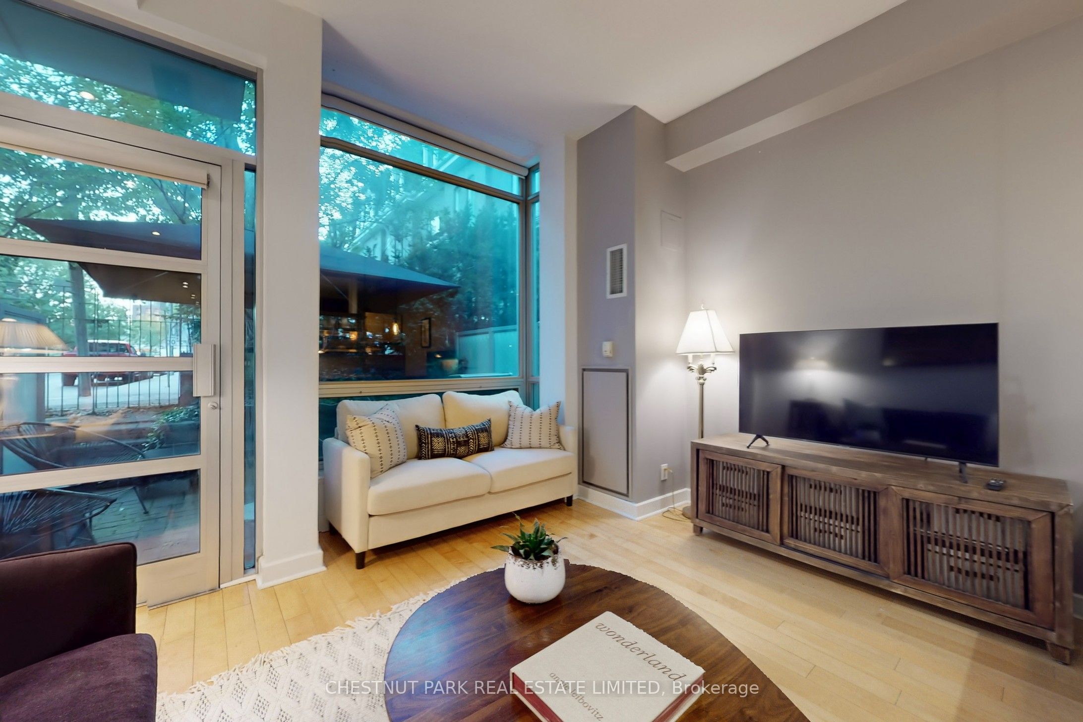 350 Wellington Street W G06