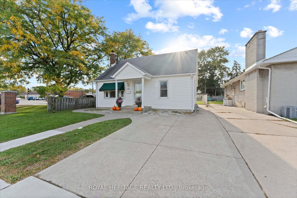 Photo of 461 Lauzon Road, Windsor, ON N8S 3M2 (MLS # X13886556)