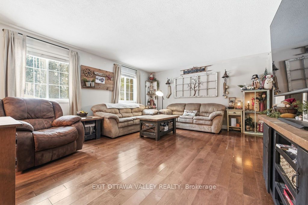 Photo of 16 Heritage Drive, Petawawa, ON K8H 3J3 (MLS # X12830064)
