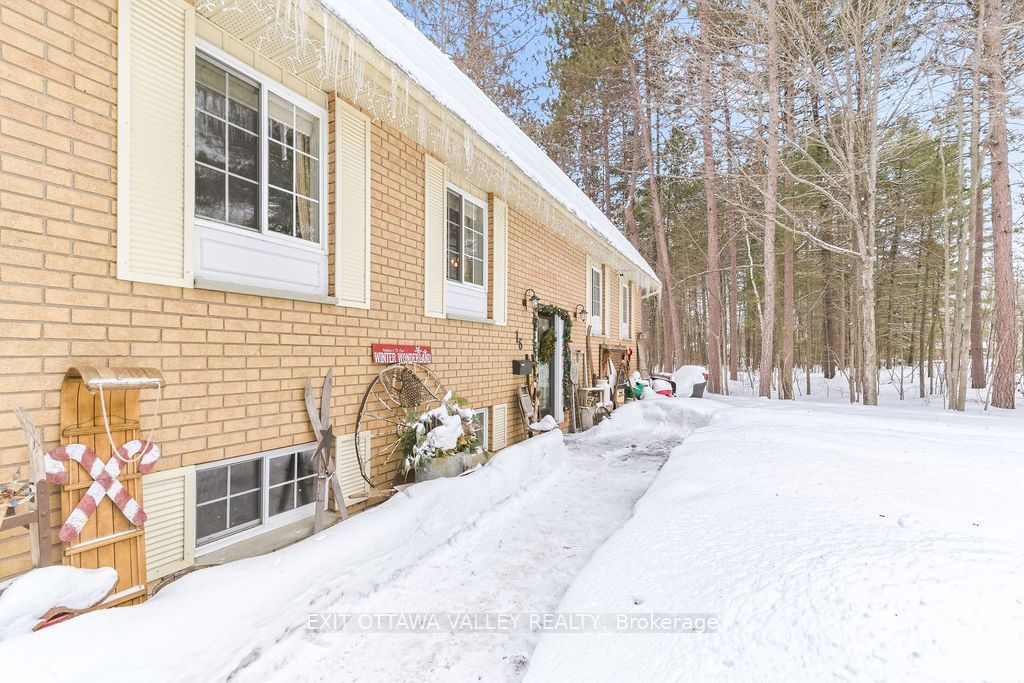 Photo of 16 Heritage Drive, Petawawa, ON K8H 3J3 (MLS # X12830064)
