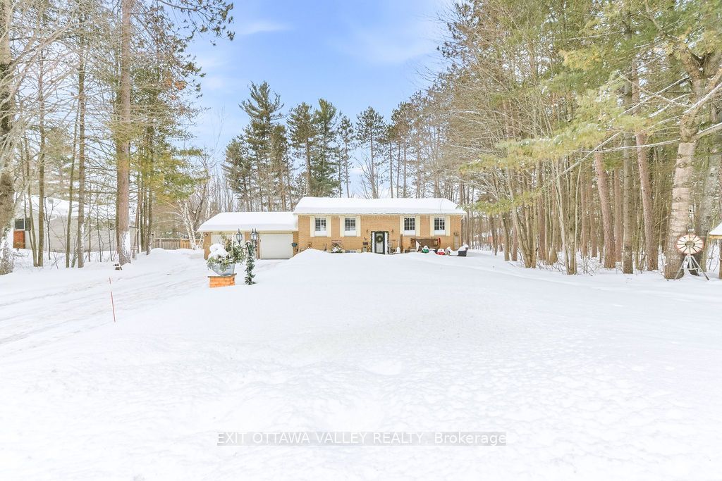 Photo of 16 Heritage Drive, Petawawa, ON K8H 3J3 (MLS # X12830064)