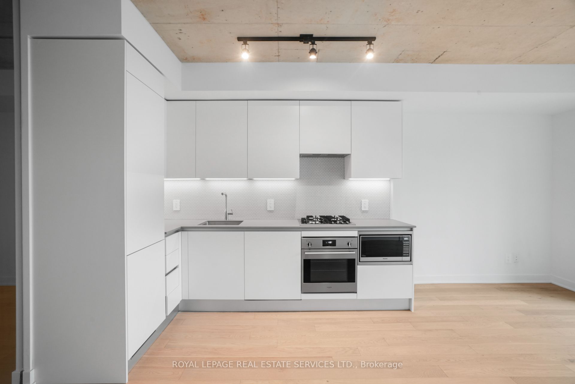 Toronto, ON M6P 1Y2, Canada, 1 Bedroom Bedrooms, ,1 BathroomBathrooms,Residential,Active,131874