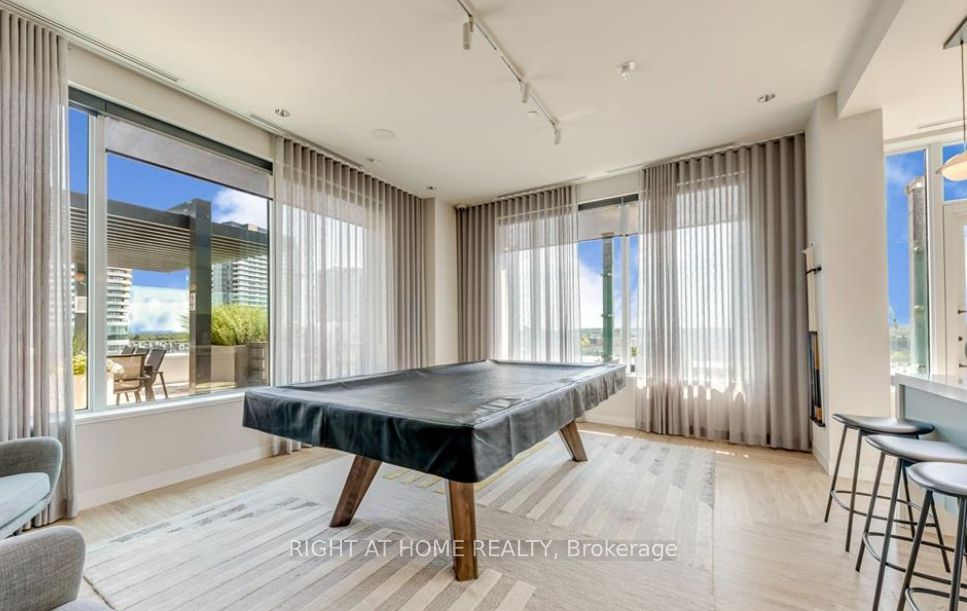 2495 Eglinton Avenue W 1011