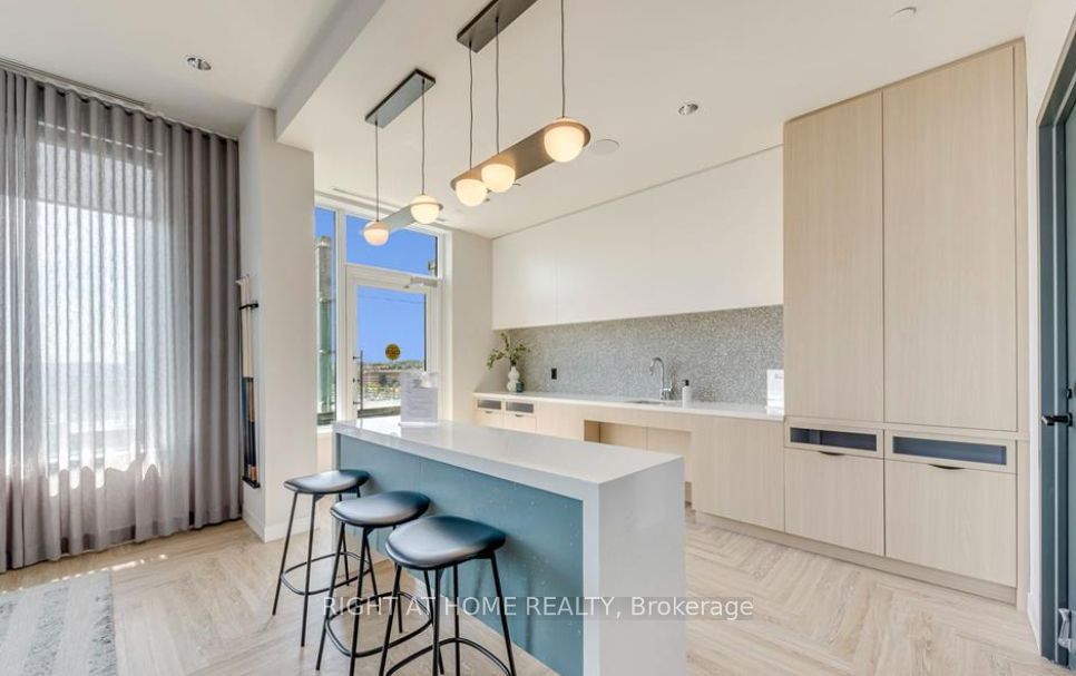 2495 Eglinton Avenue W 1011