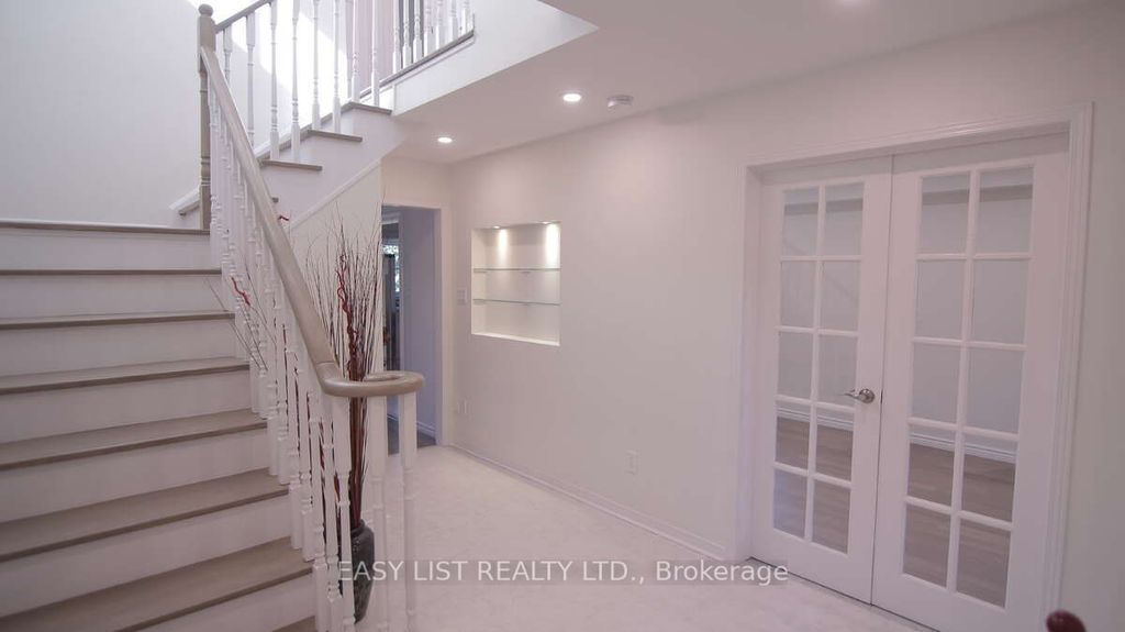 Photo of 831 Firth Court, Newmarket, ON L3Y 8H6 (MLS # N12461323)