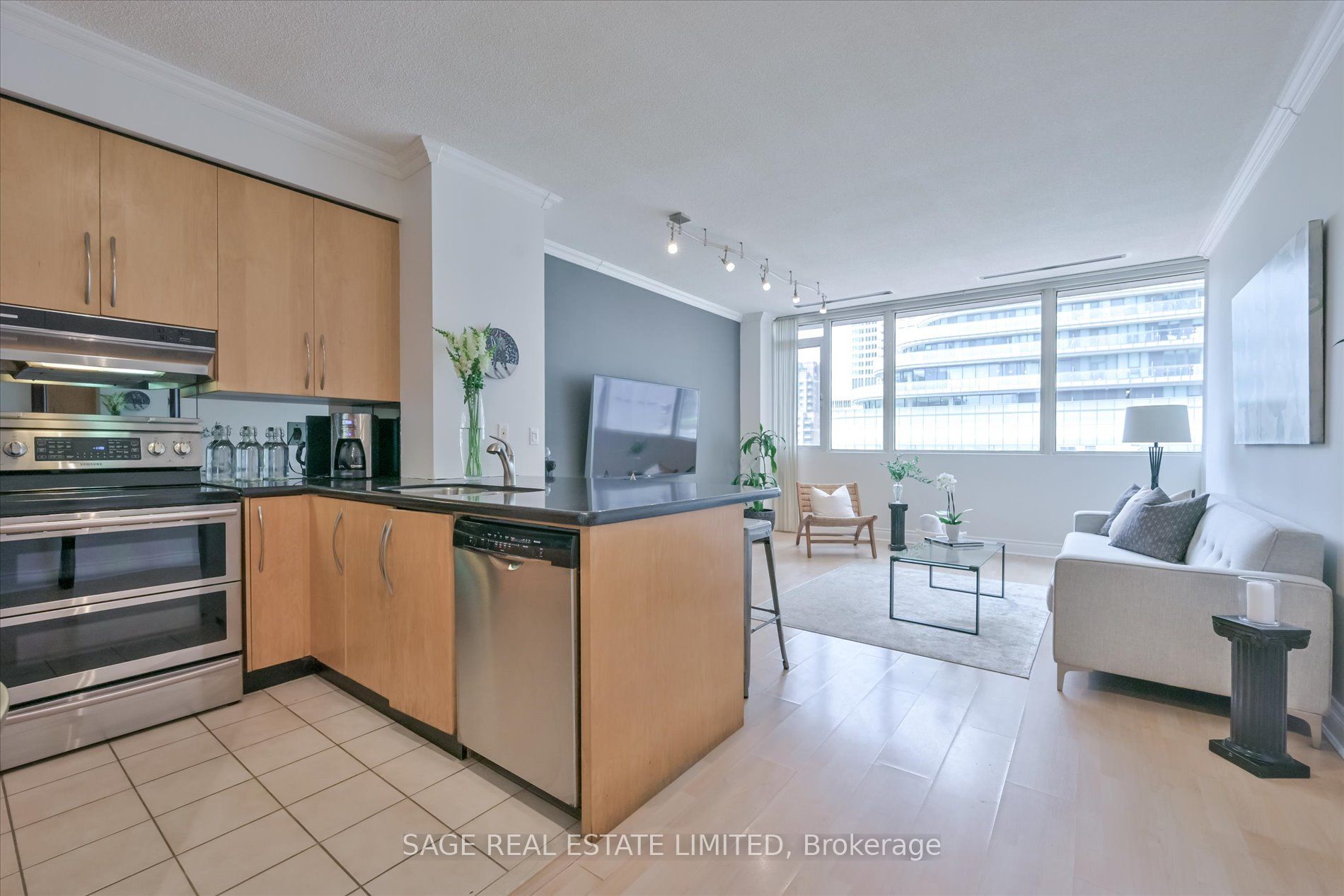 555 Yonge Street 413