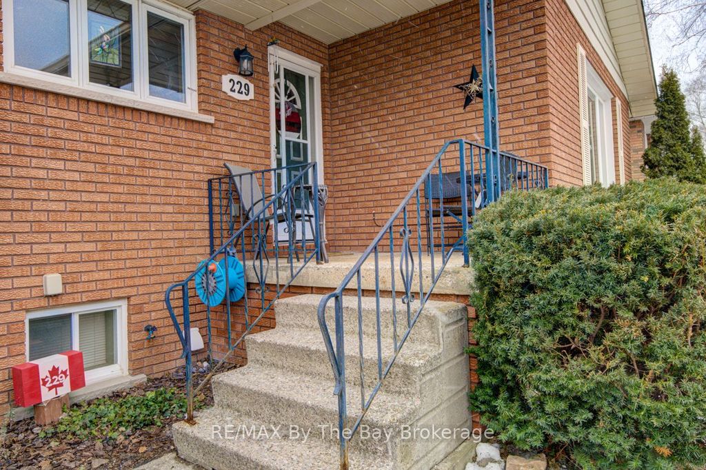 Photo of 229 Datas Drive E, Clearview, ON L0M 1S0 (MLS # S12882000)