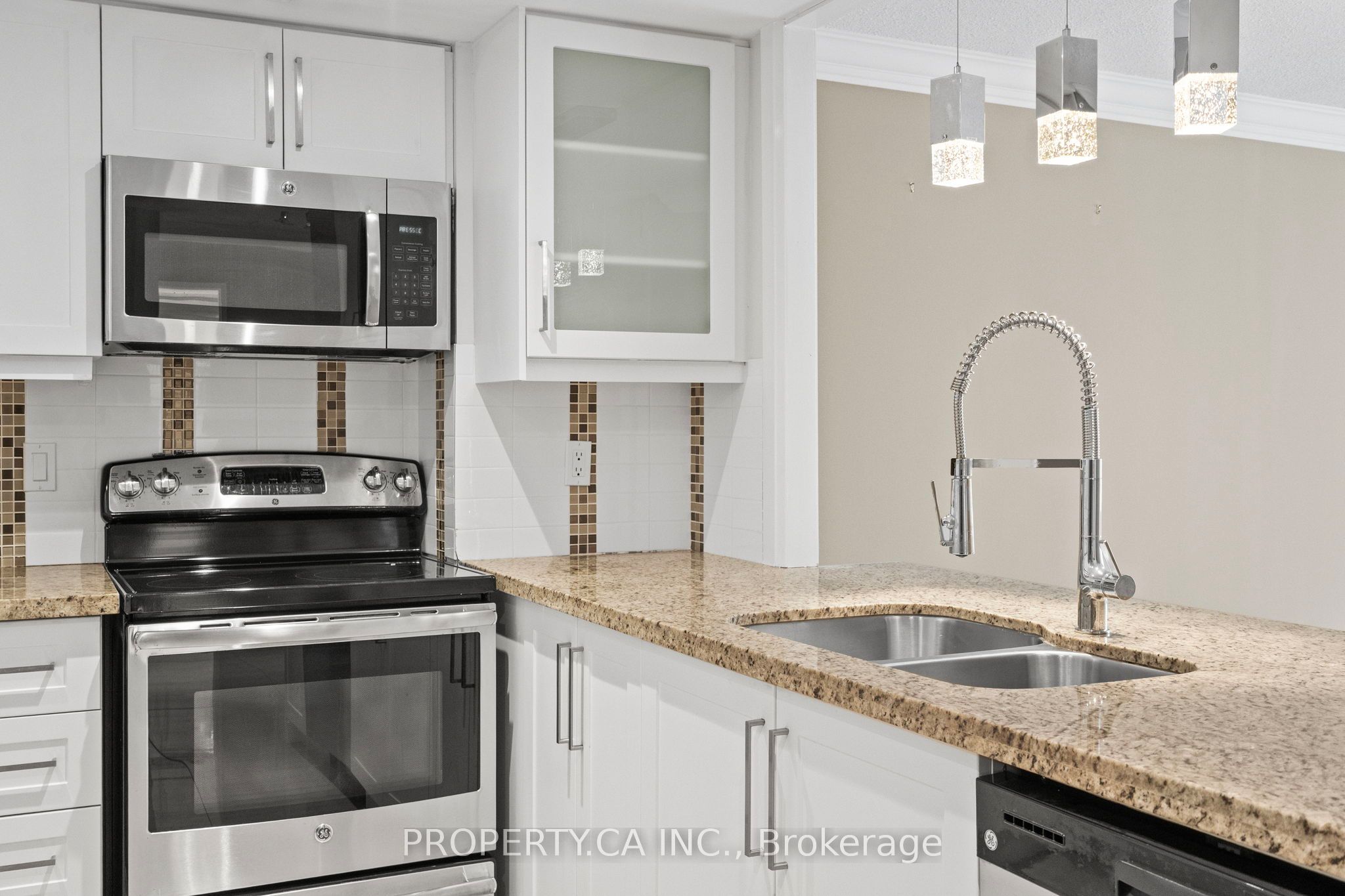 7601 Bathurst Street 101