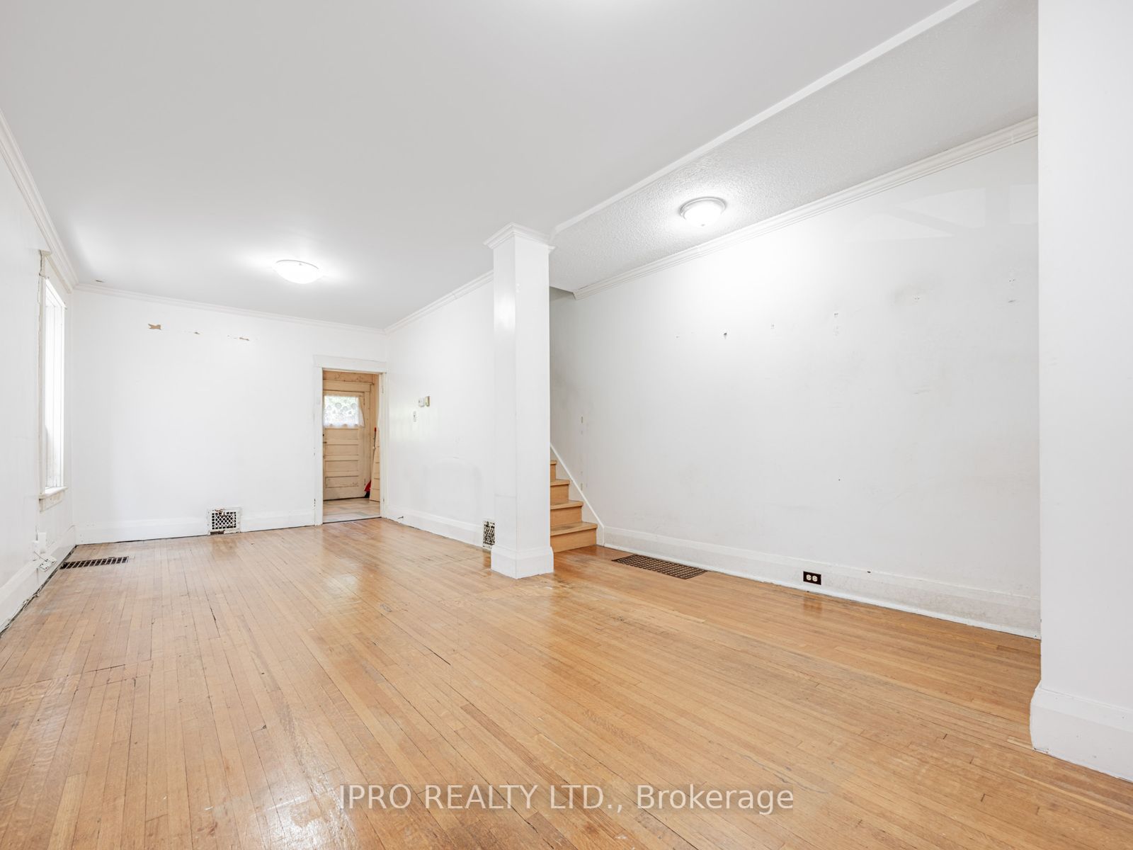 44 Queensdale Avenue