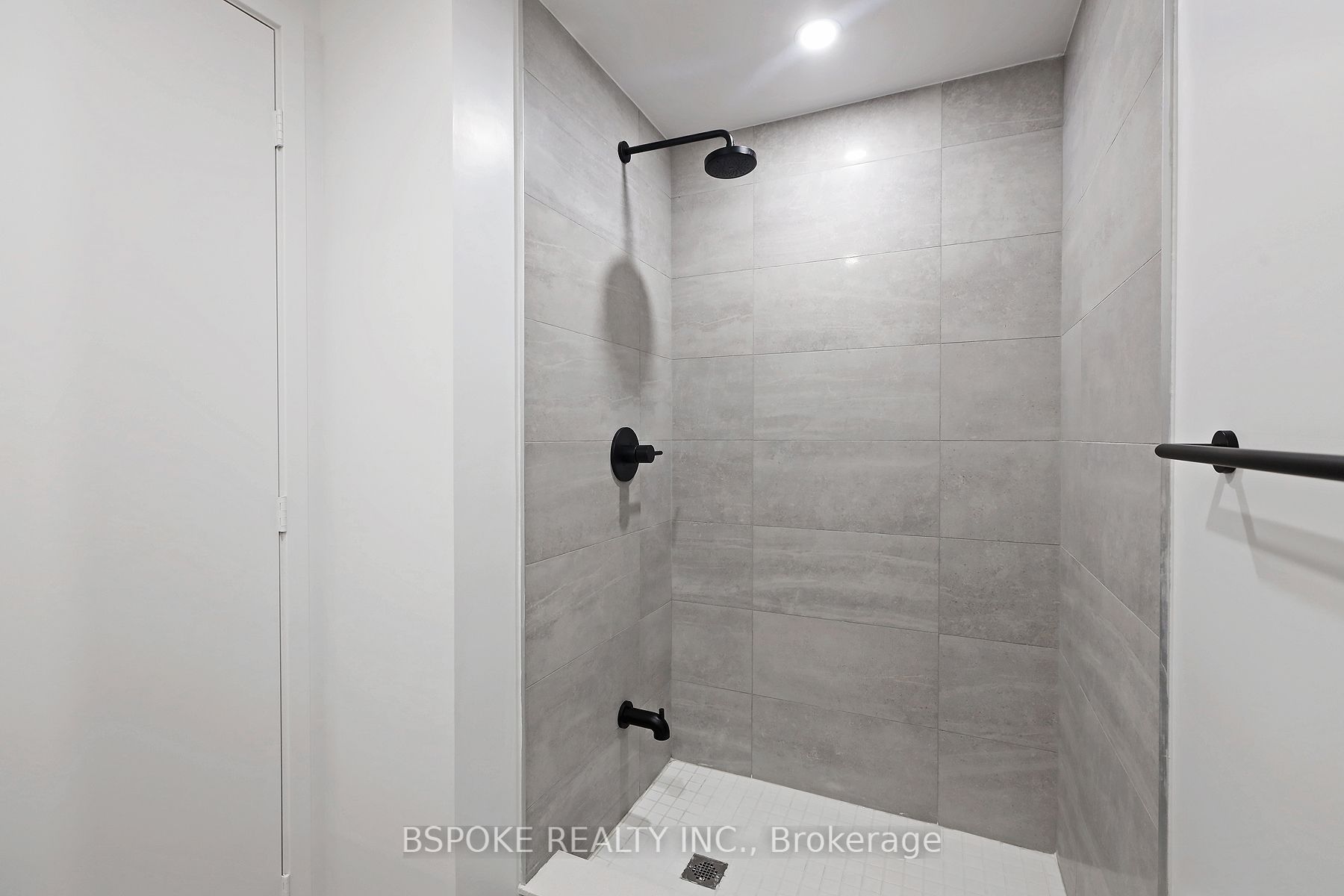 108 Peter Street 2811