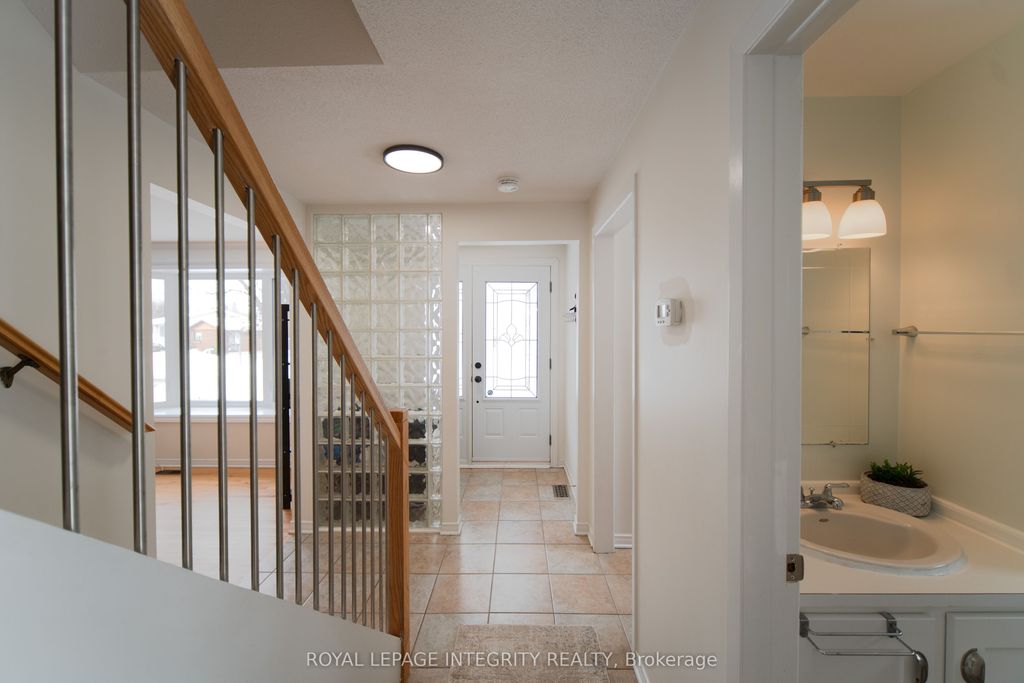 Photo of 652 LA VERENDRYE Drive, Beacon Hill North - South and Area, ON K1J 7X4 (MLS # X12785824)