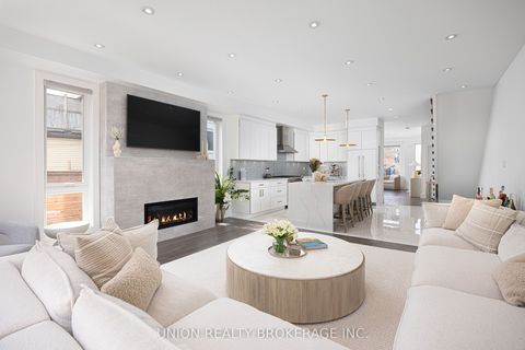 105 Kenilworth Avenue Toronto ON M4L 3S4