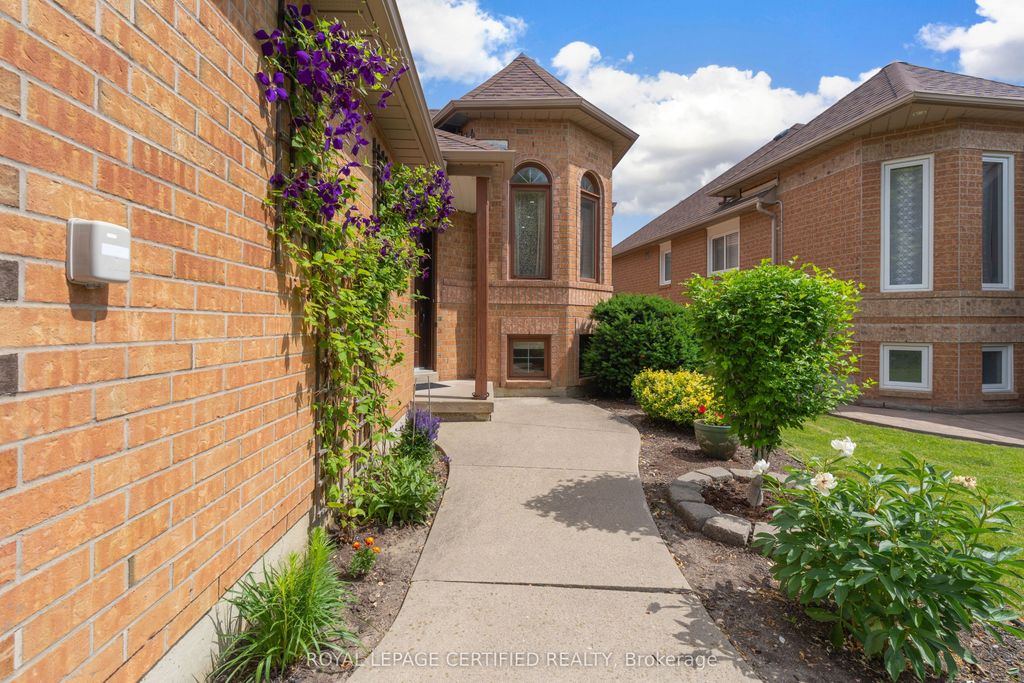 Photo of 45 Springview Drive, Brampton, ON L6X 4M3 (MLS # W13503536)