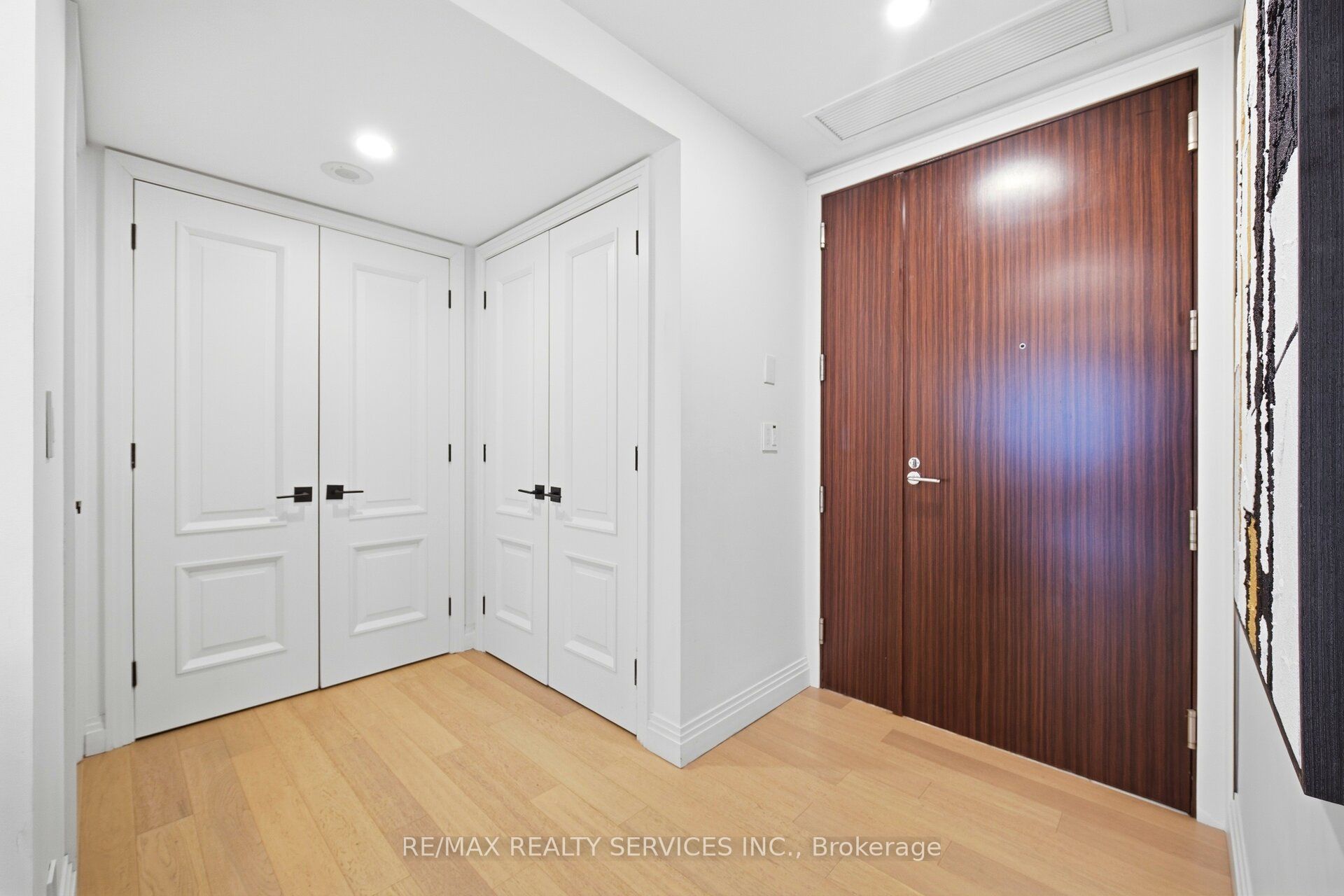 180 University Avenue 2209