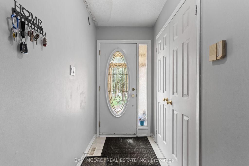 Photo of 3182 Shadetree Drive, Mississauga, ON L5N 6P4 (MLS # W13093438)