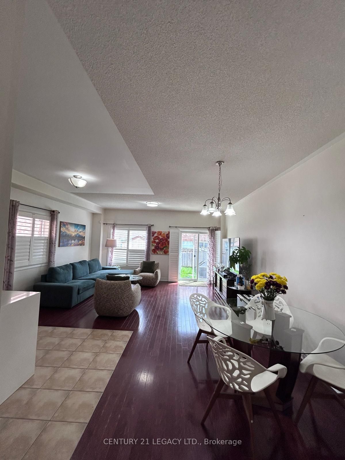 385 Comiskey Crescent