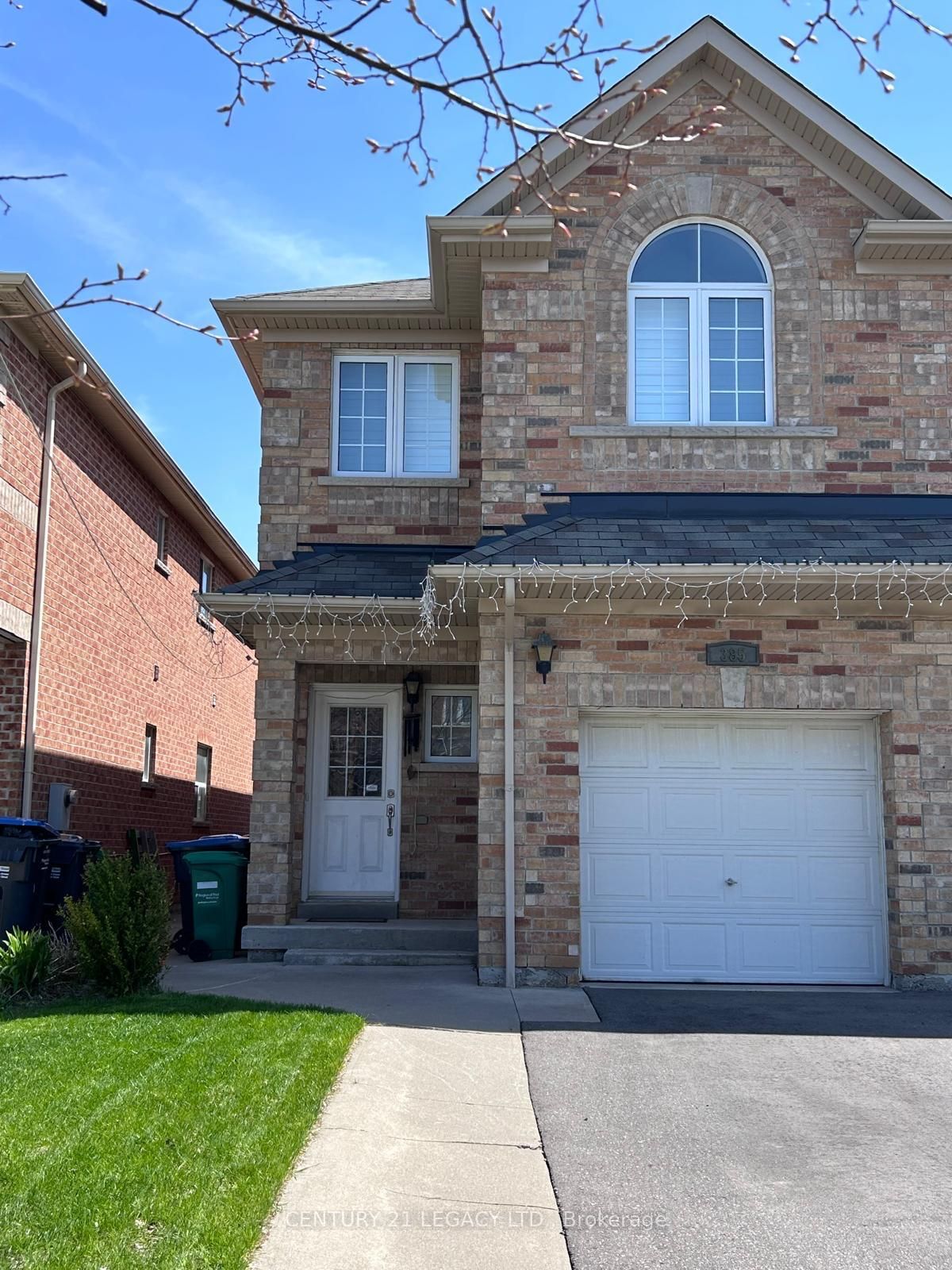 385 Comiskey Crescent