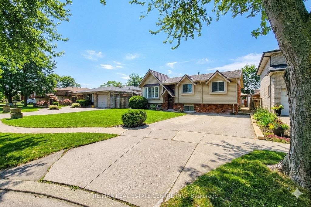 Photo of 2 Ashwood Court, Hamilton, ON L8E 3E1 (MLS # X12917408)