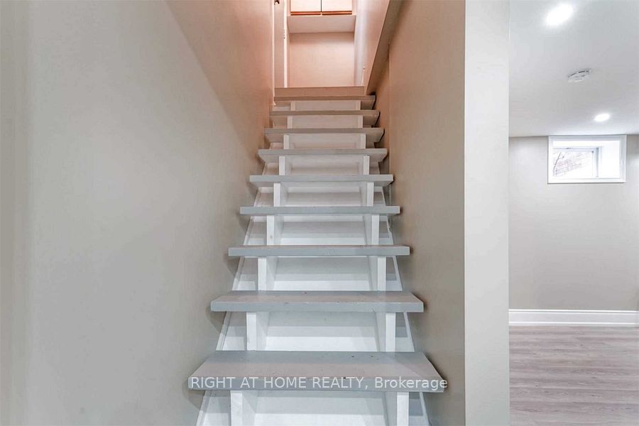 133 Meadowvale Drive Lower