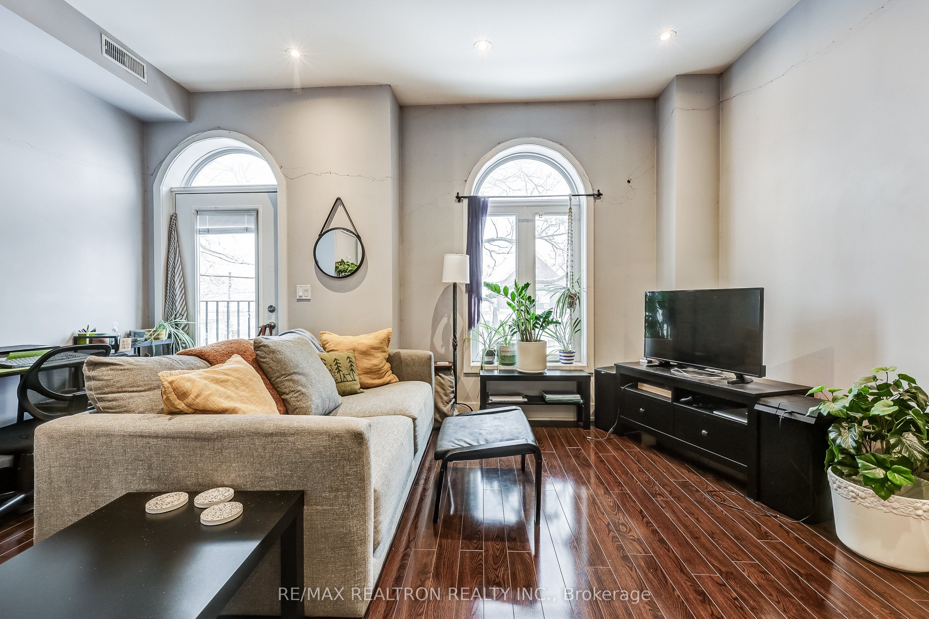 588 Ossington Avenue 2nd Flr