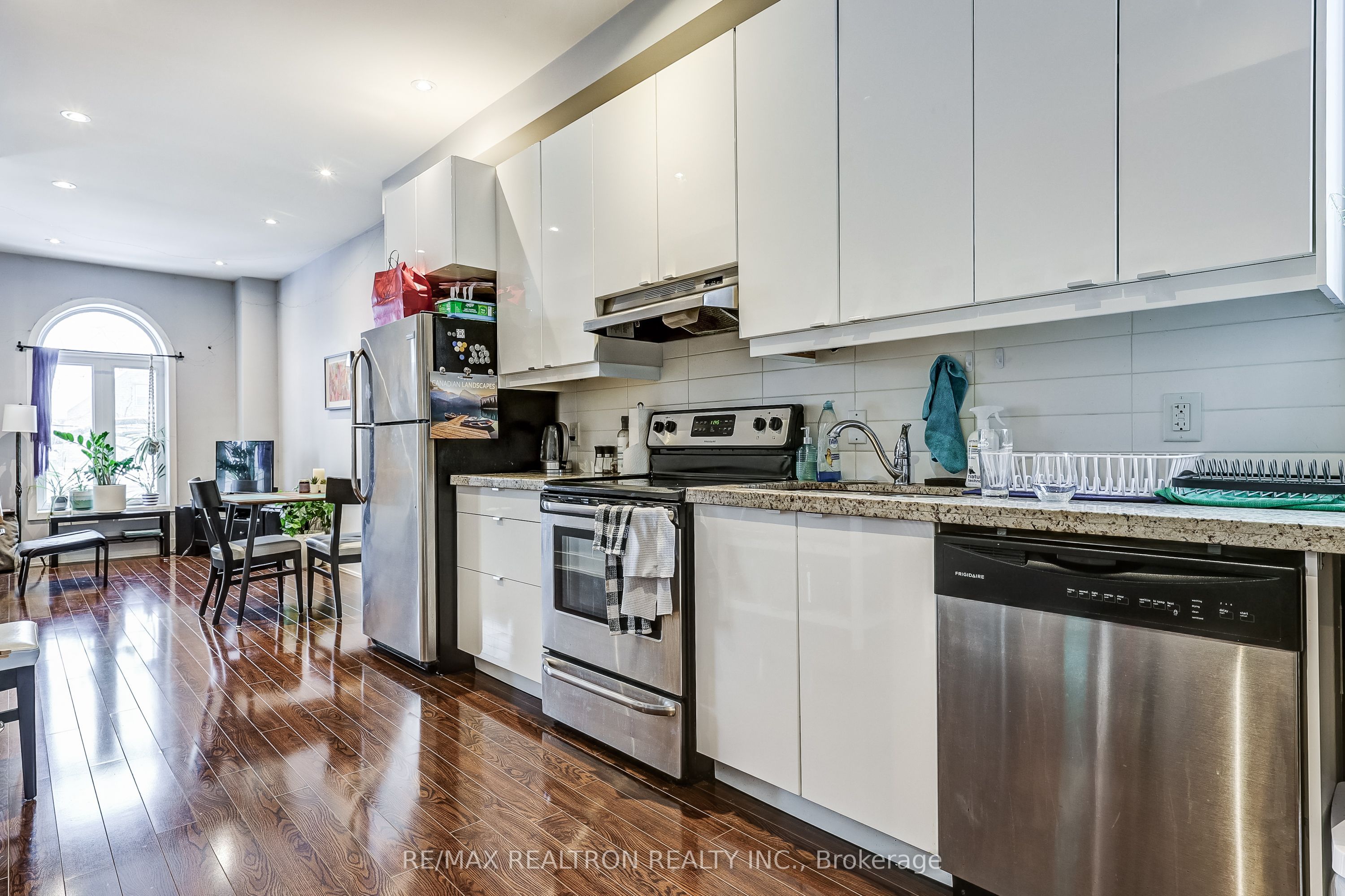 588 Ossington Avenue 2nd Flr