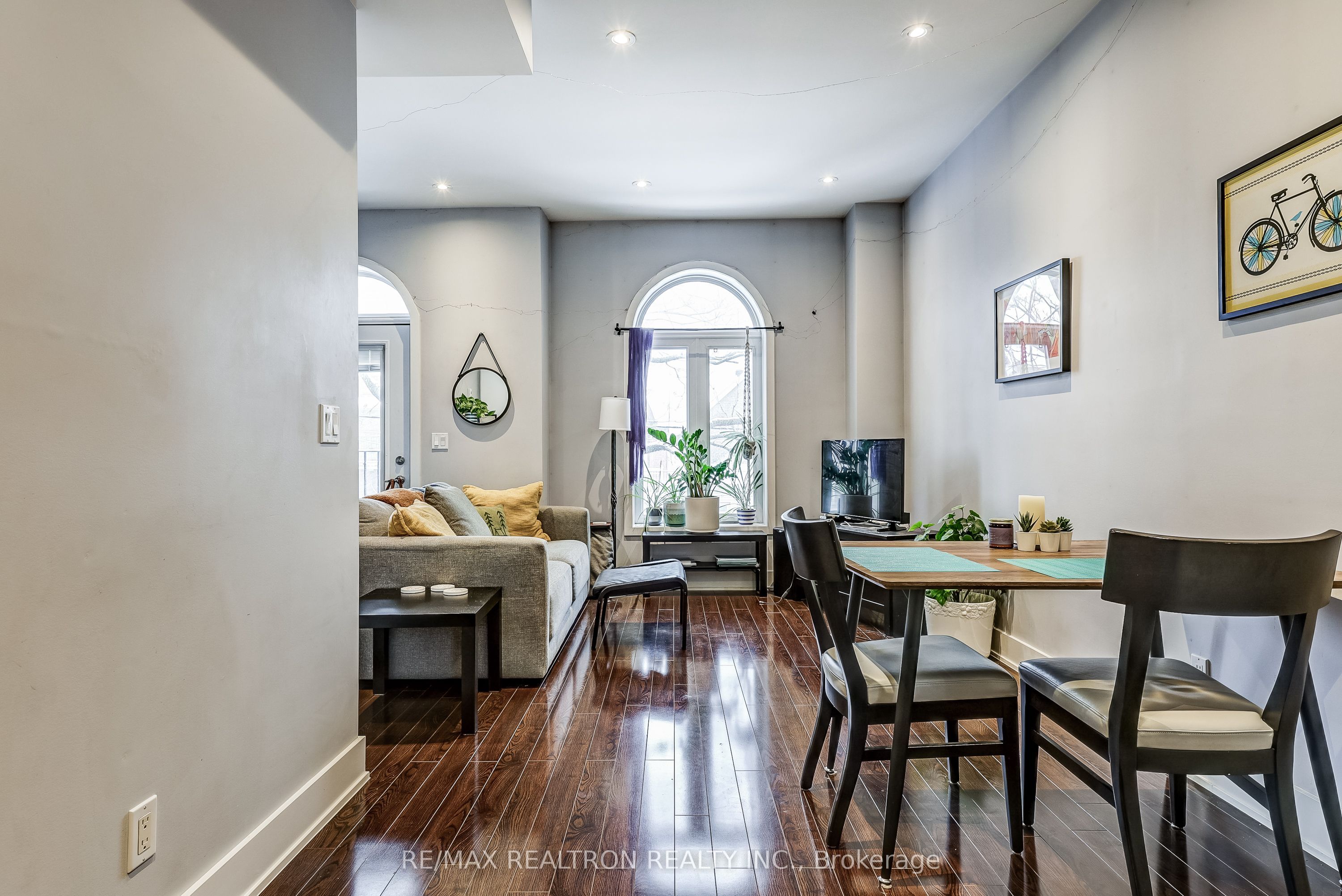 588 Ossington Avenue 2nd Flr