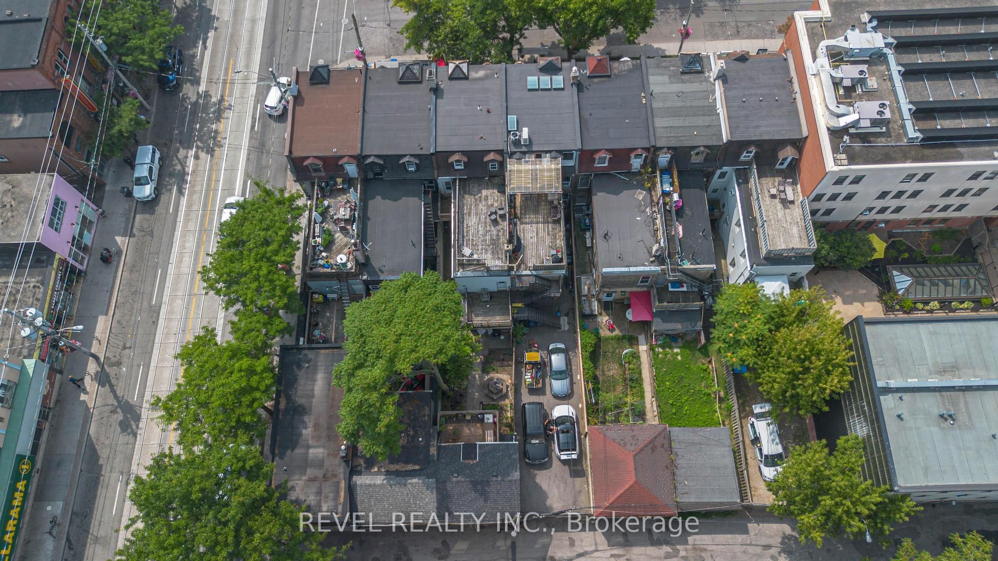 290 Gerrard Street E