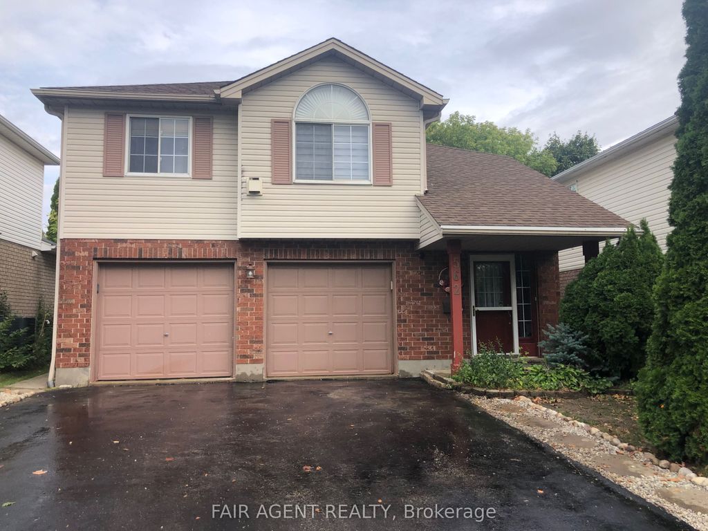 Photo of 562 Erinbrook Drive, Kitchener, ON N2E 3M8 (MLS # X12469872)