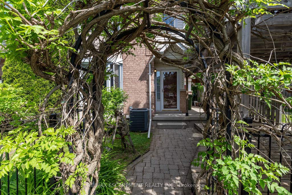 Photo of 41 Valridge Drive, Hamilton, ON L9G 4Y7 (MLS # X13414692)