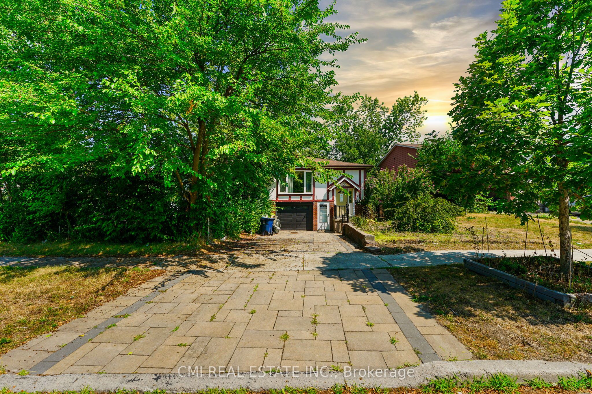 Photo 1 of 41 — 50 Apache Trail, Toronto, ON M2H 2H7