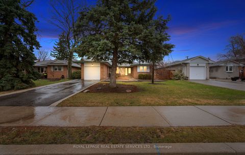 22 Arbroath Crescent Toronto ON M9C 2T1