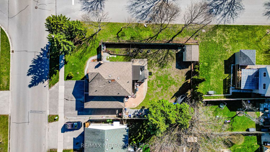 Photo of 19 Glenabbey Drive, Clarington, ON L1E 1C1 (MLS # E13036002)