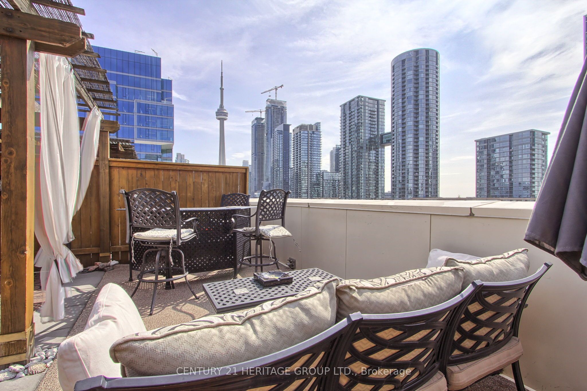 550 Front Street W PH6
