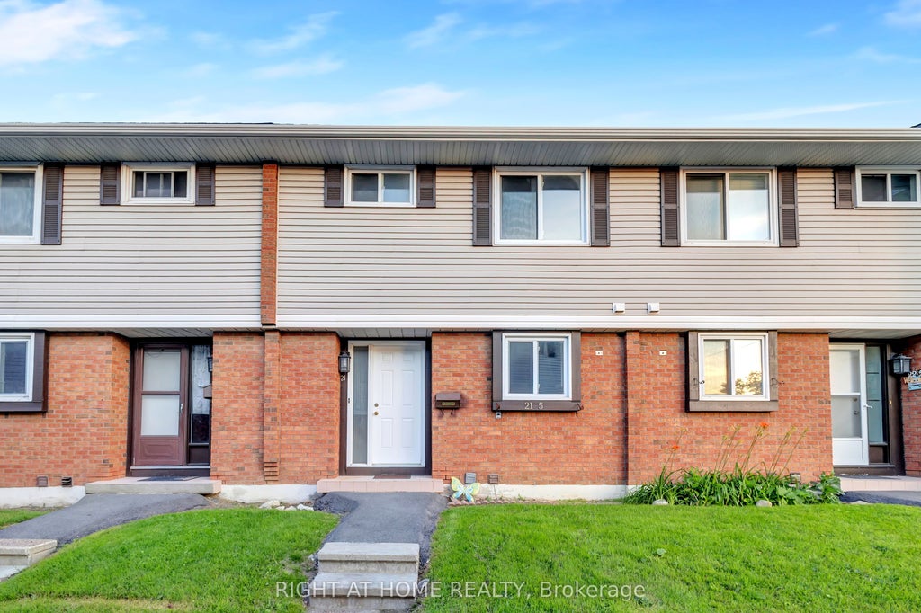 Photo of 5 Hadley Circle #21, Bells Corners and South to Fallowfield, ON K2H 6P1 (MLS # X13530496)