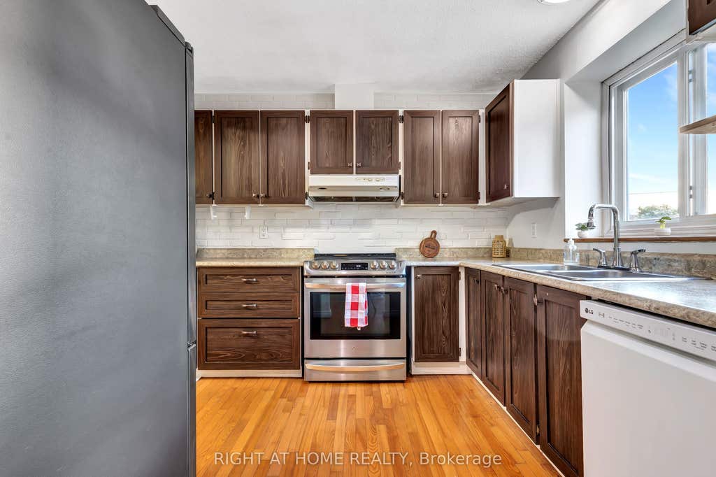 Photo of 5 Hadley Circle #21, Bells Corners and South to Fallowfield, ON K2H 6P1 (MLS # X13530496)
